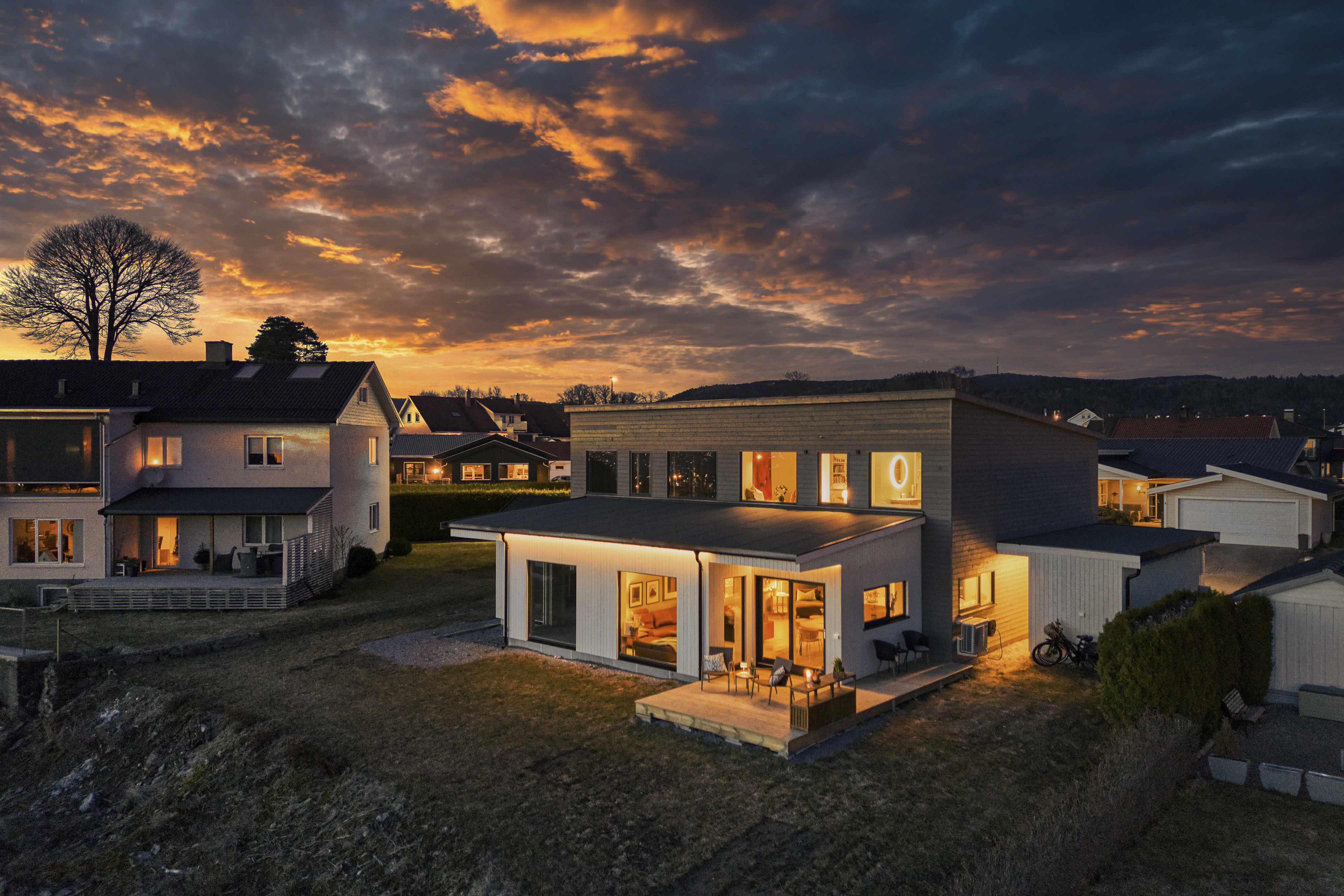 Dronebilde av bolig ved solnedgang